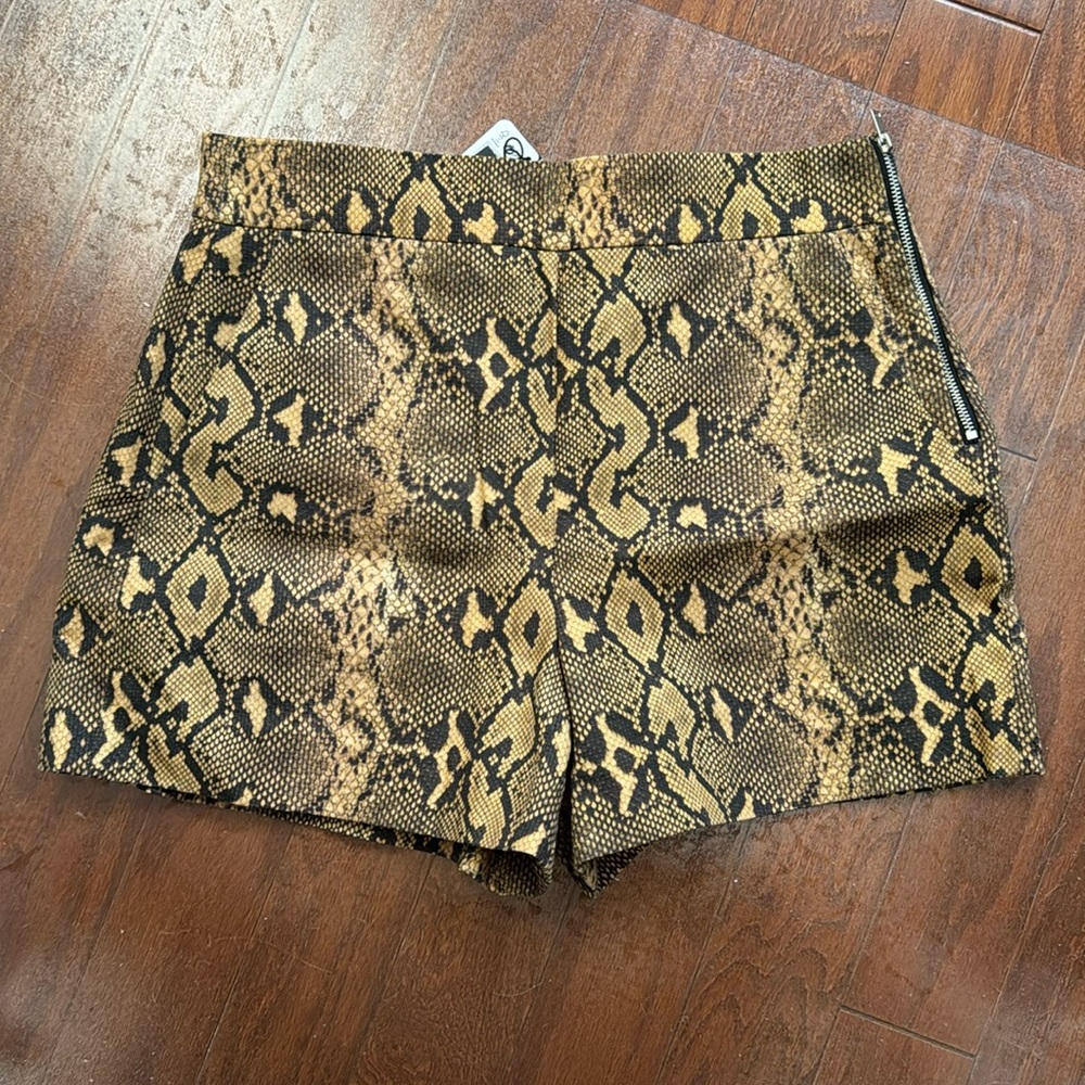 NWT Zara side zip Snake print short